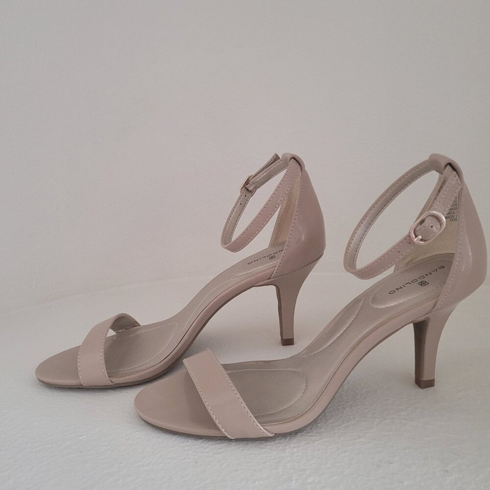 BANDOLINO MADIA HEELED SANDAL, BEIGE PATENT.   7.5M